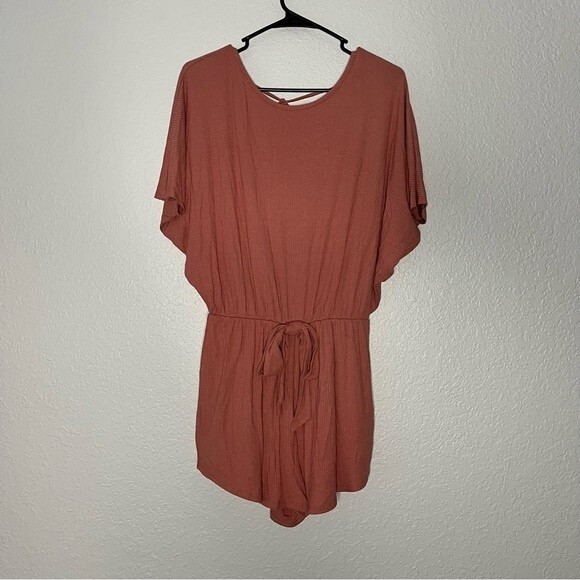 GILI Womens size M Dusty Pink Flowy Dolman Sleeve Romper Tie Waist Scoop Back - Picture 1 of 5